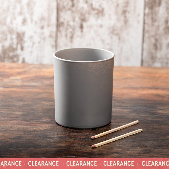 Matt grey 30cl candle jar on a wooden surface